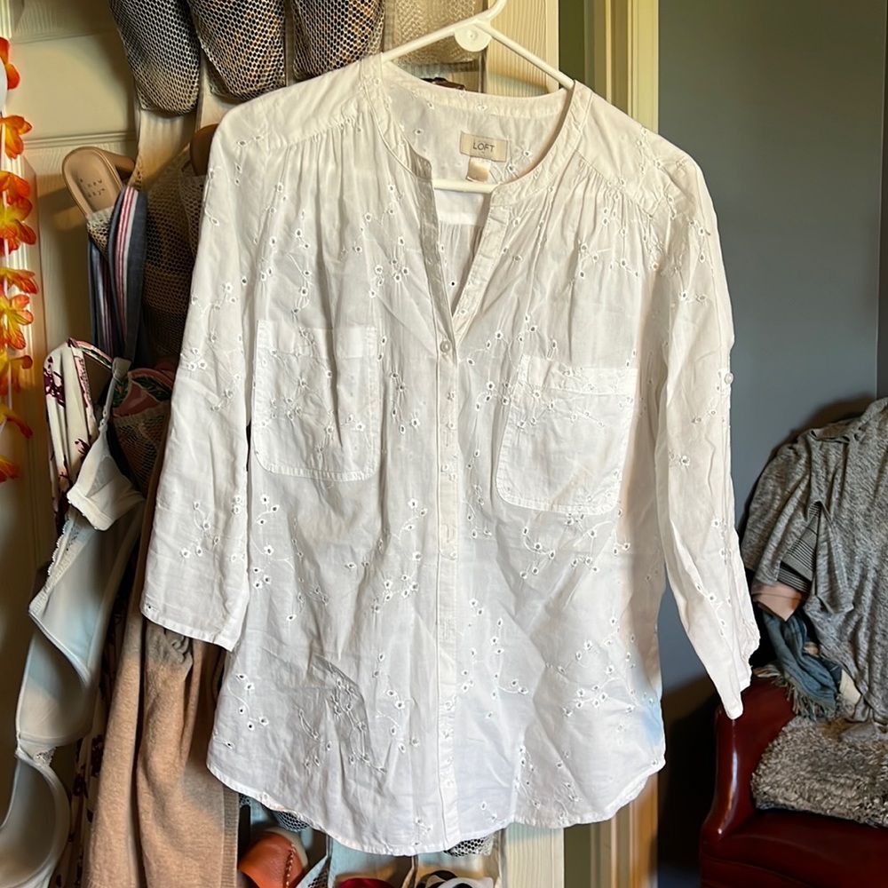 Eye-lit white.  No stains perfect condition. Worn teicd